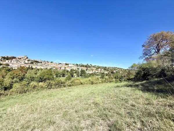 À VENDRE - TERRAIN CONSTRUCTIBLE DE 2 224 m² - VALENSOLE - AVEC VUE SUR LE VILLAGE - PRIX 188 000 € 