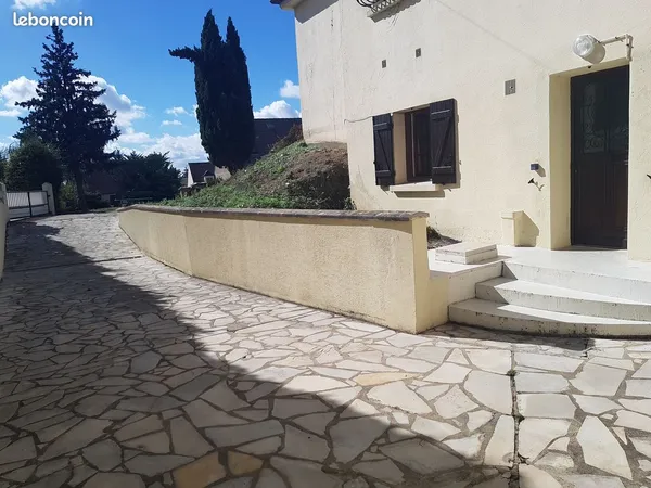 Appartement en rez-de-chaussée avec jardin arboré et terrasse