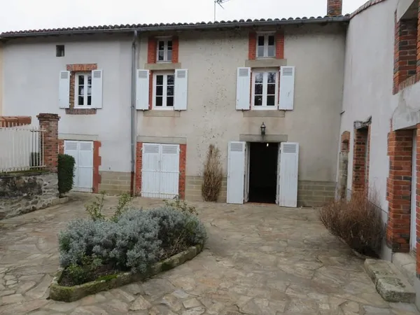 Grande maison de bourg avec jardin et garage attenant