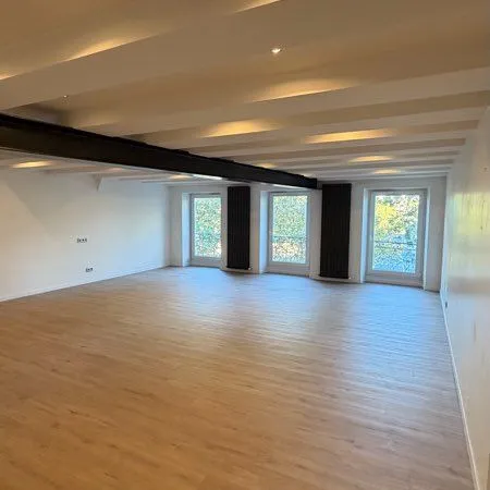 Appartement de 150 m² Vue sur la place du Breuil au centre du Puy-en-Velay