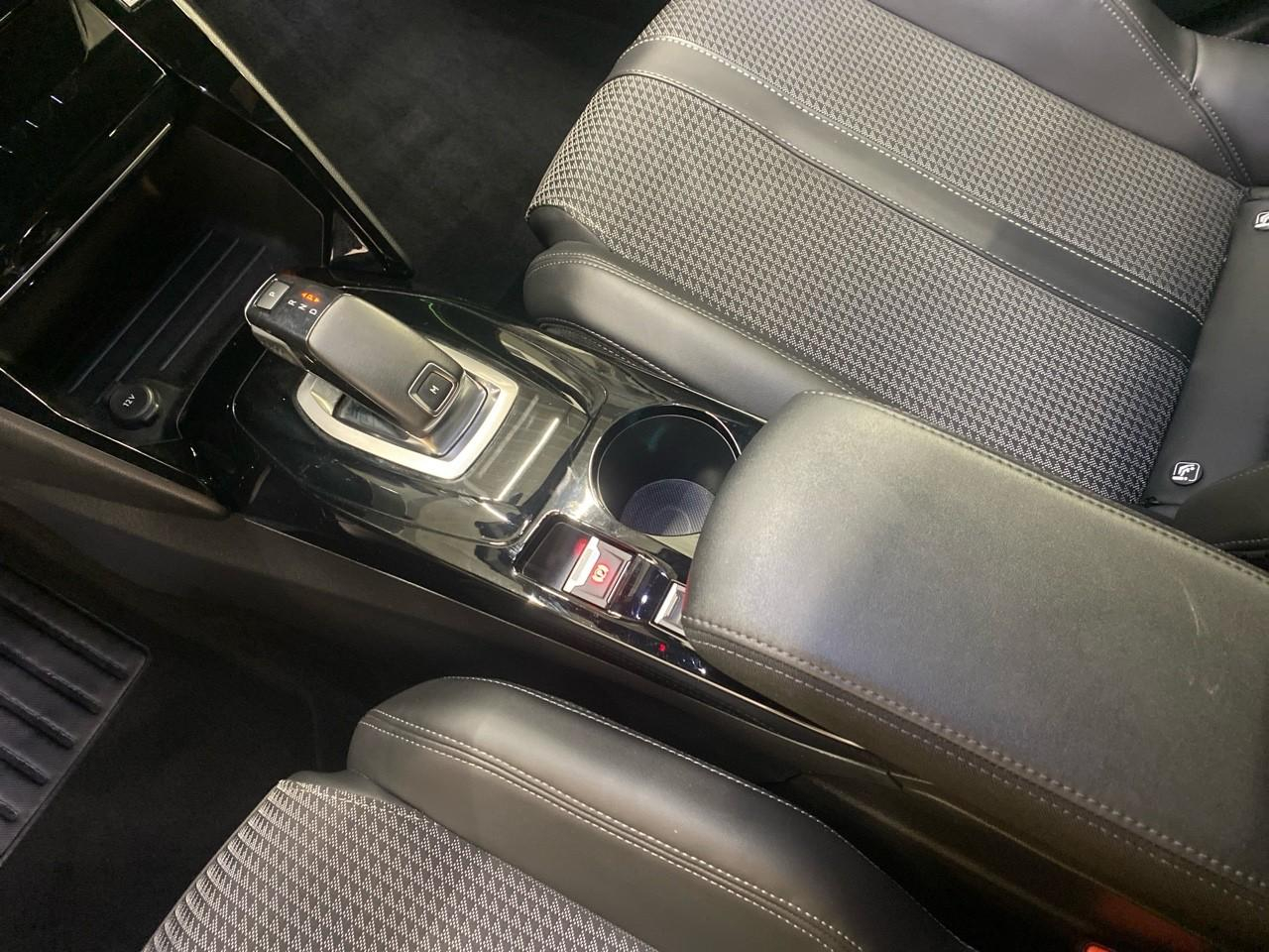 Peugeot 2008 puretech 130 s&s eat8 gt — photo 18