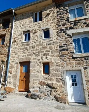 Location a l année sur Pradelles vue dégagée et plein sud