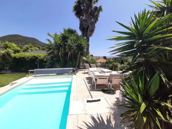 VILLA PISCINE GARAGE PROCHE MER