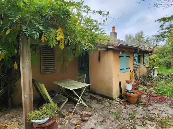 Maisonnette refuge de 2 chambres, dans un écrin végétal proche des commodités, doublée d'un potentie