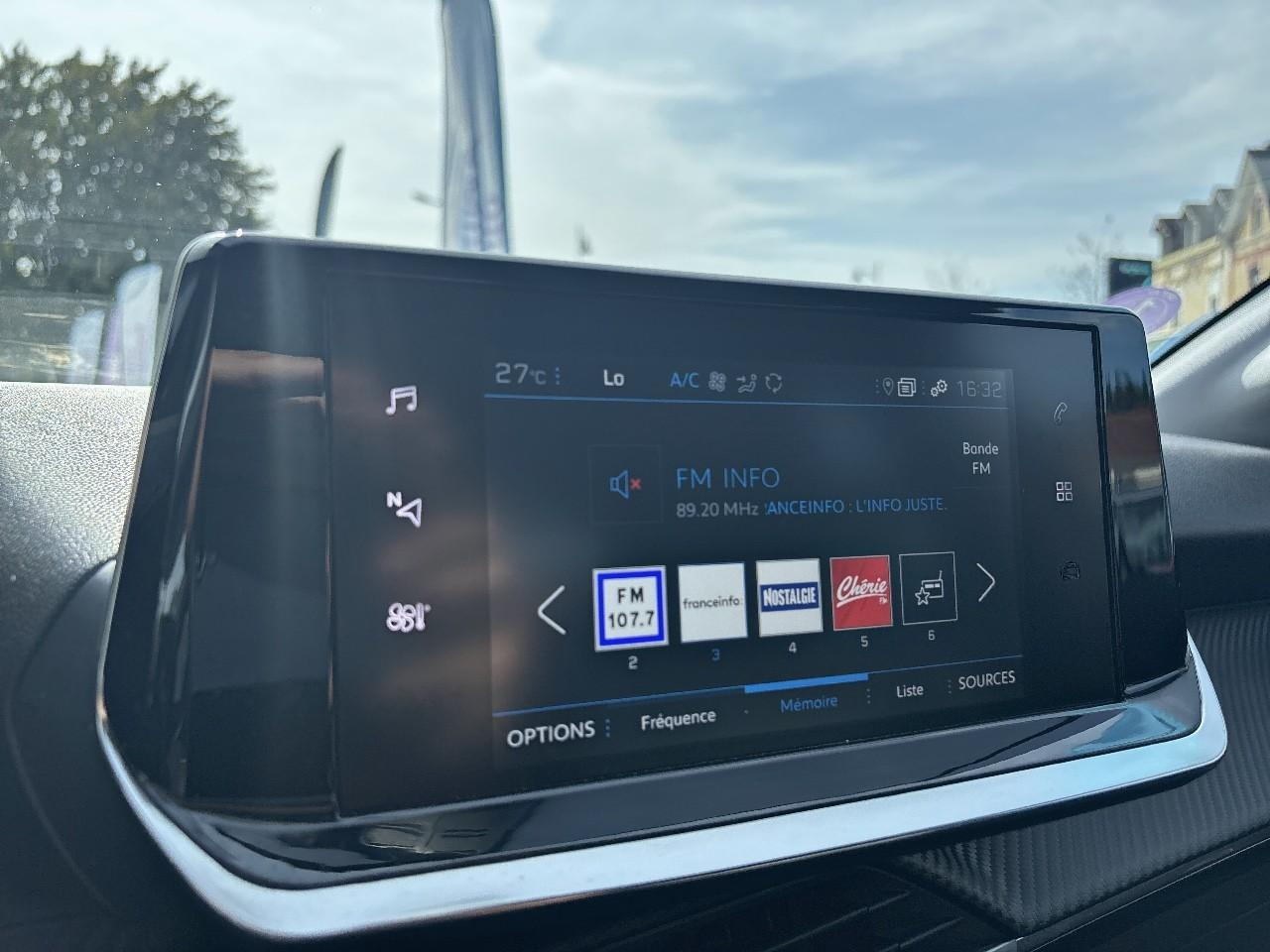 Peugeot 208 1.2 puretech 100ch s&s allure — photo 17