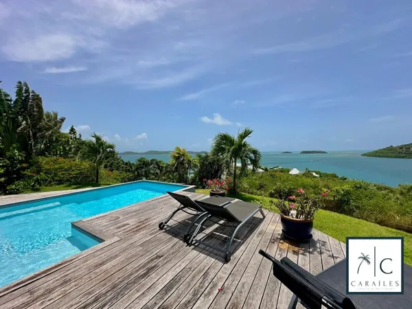 Villa d'Architecte à Vendre au Robert  Vue Mer & Accès Ponton Privé