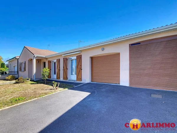 Plain pied deux chambres garage et jardin proche commerces