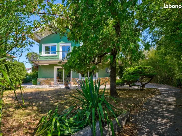 Propriété 9 pièces 196 m²