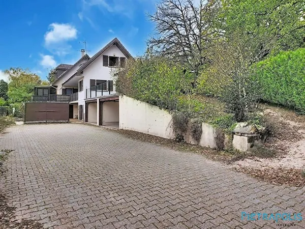CROZET - T4 EN TRIPLEX, ESPRIT MAISON AVEC JARDIN PRIVATIF