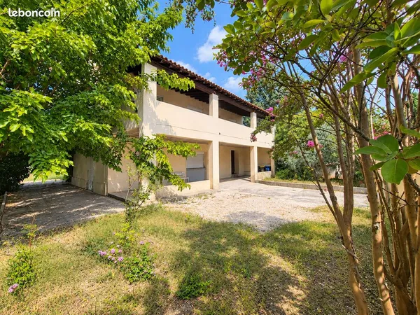 Maison d'environ 200 m² de jardin privatif