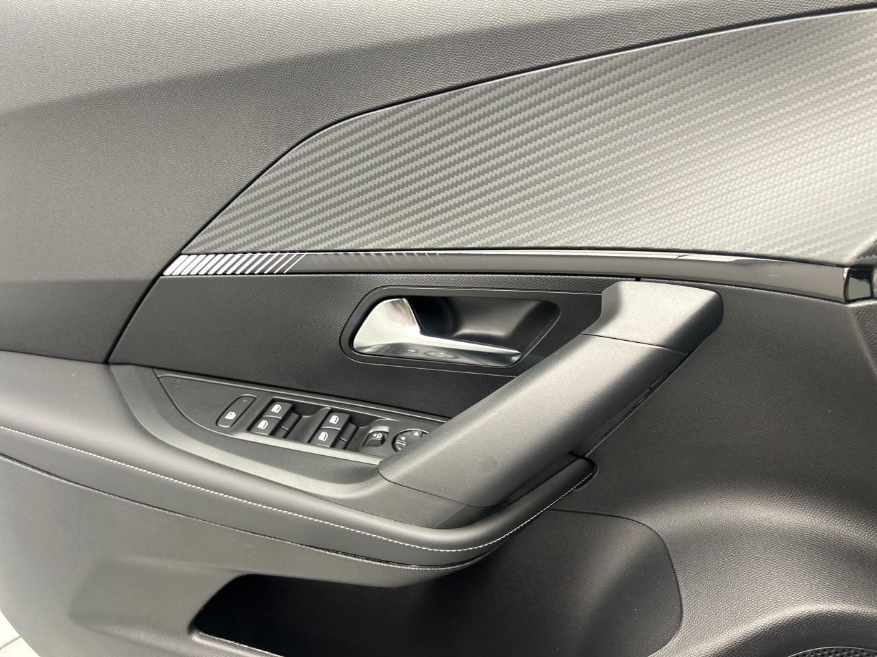 Peugeot 2008 130 s&s eat8 allure — photo 32