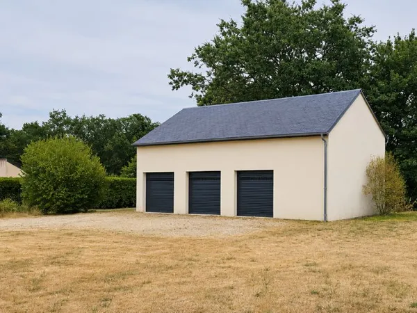 Terrain viabilisé en lisière de forêt avec bâtiment
