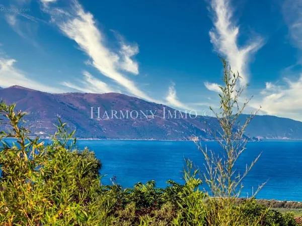 Très grande villa au calme, avec vue mer & terrain plat.