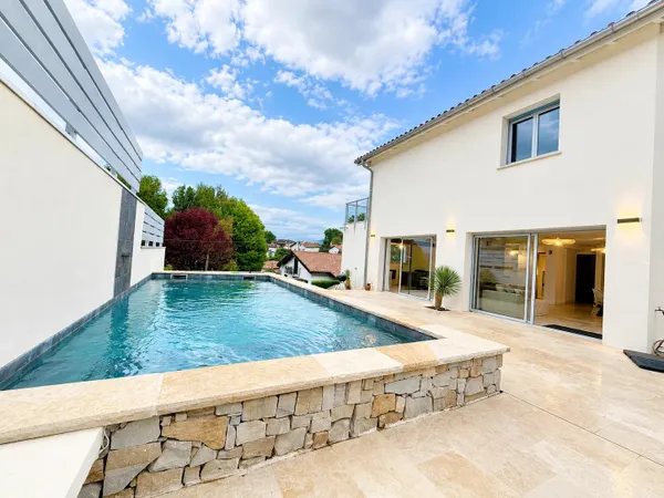 Maison rénovée de 188 m² avec piscine chauffée, terrasse et vue dégagée
