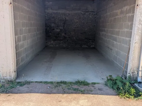Garage ouvert dans cour privée