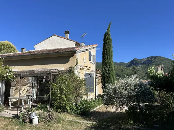 Villa de charme avec jardin et atelier à Nyons