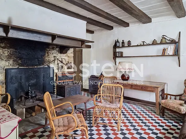 Charmante maison vigneronne à vendre à Mouthier Haute Pierre - 9 pièces, grand potentiel !