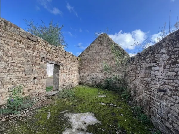 Terrain à bâtir de 830 m2 viabilisé avec bâtisses en pierre à rénover à Tourch (29)