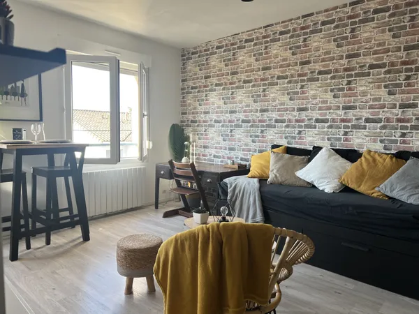 TALENCE- CHU PELLEGRIN GRAND T1 VENDU MEUBLE AVEC PARKING ET