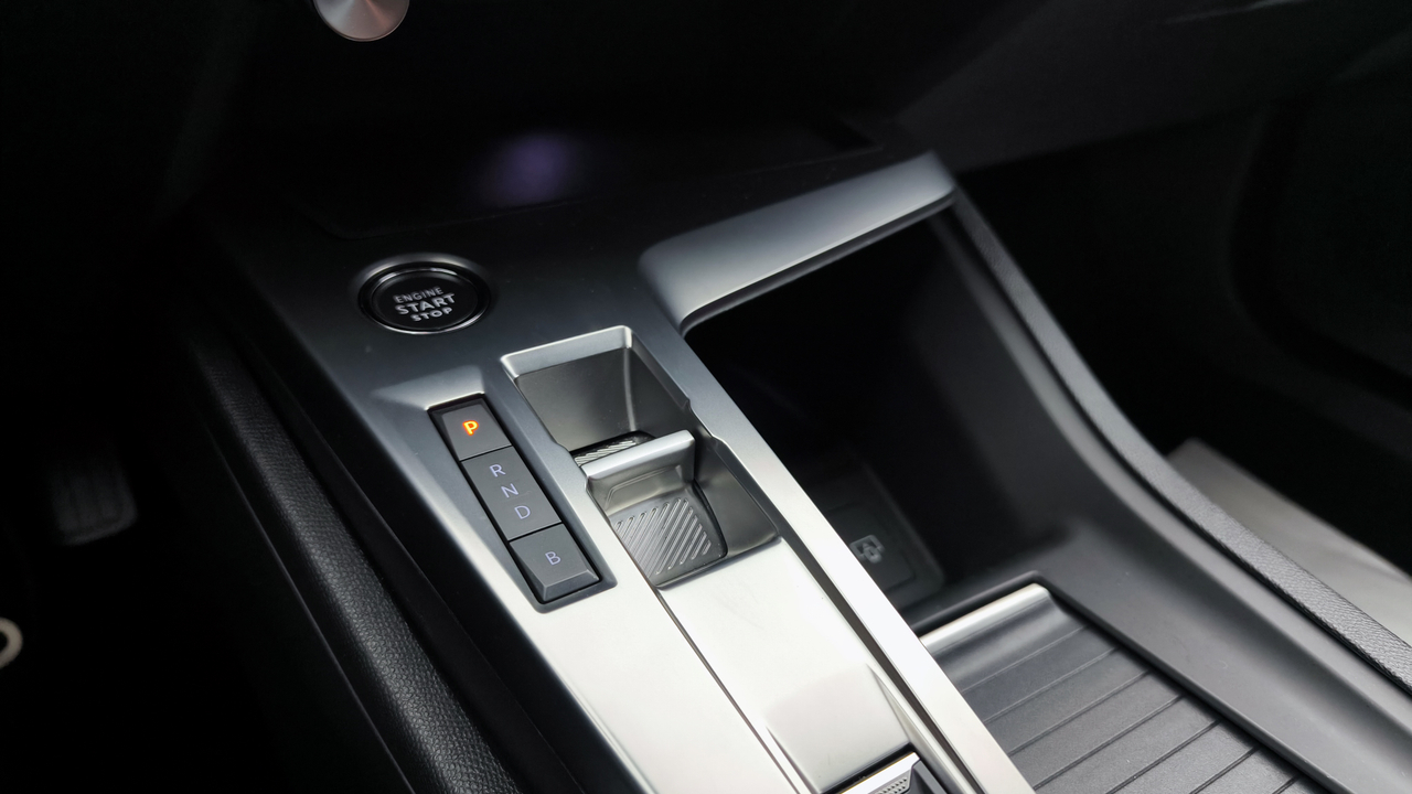 Peugeot 308 SW PHEV 180 e-EAT8 — photo 33