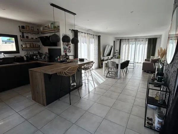 Maison récente plain-pied 105 m² - Terrain 477 m² - Garage, patio & Suite - Castries