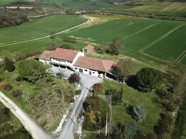 Ferme rénovée sur 8000m2 de terrain à Auriac sur Vendinelle