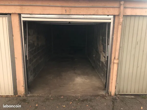 Garage et parking Location Villeurbanne 90€