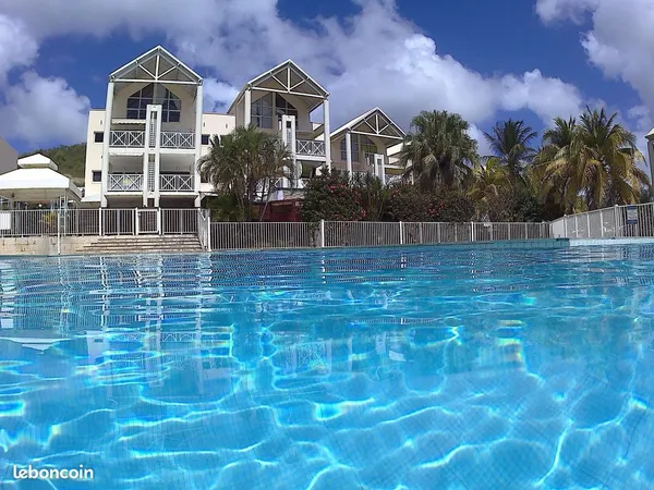 Location grand F3 dans résidence avec piscine