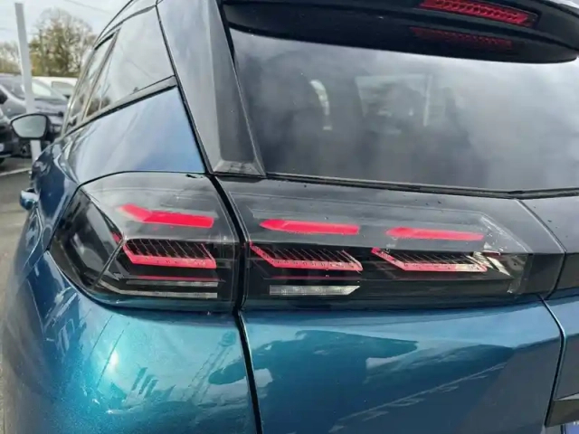 Peugeot 2008 hybrid 145 e-dcs6 — photo 17