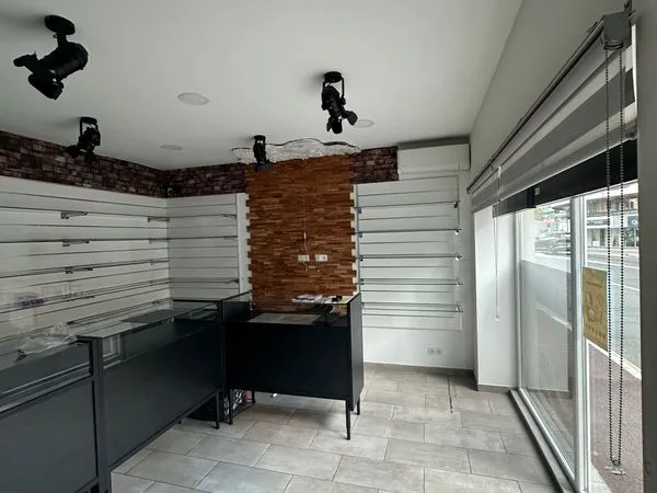 Local commercial antibes - grande vitrine - stockage - pas-de-porte 10 000