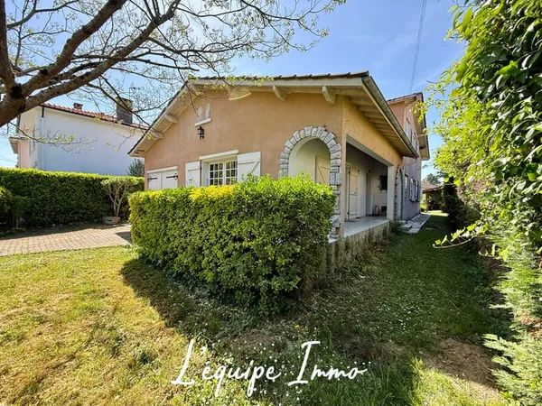 Maison familiale en centre ville avec jardin et garage