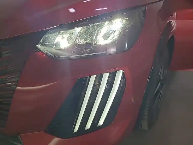 Peugeot 208 hybrid 110 e-dcs6 — photo 38