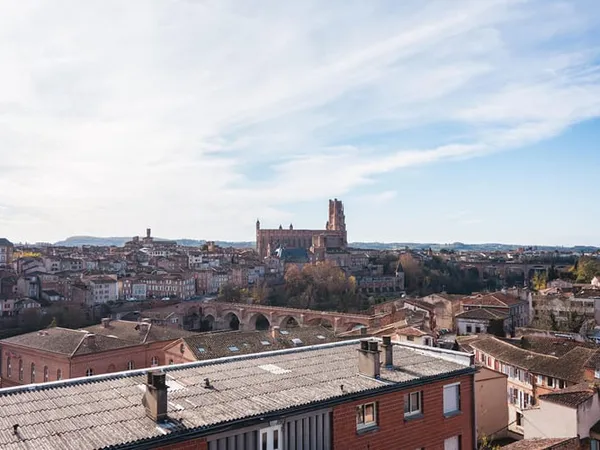 Appartement traversant avec vues et balcons au dernier étage avec ascenseur