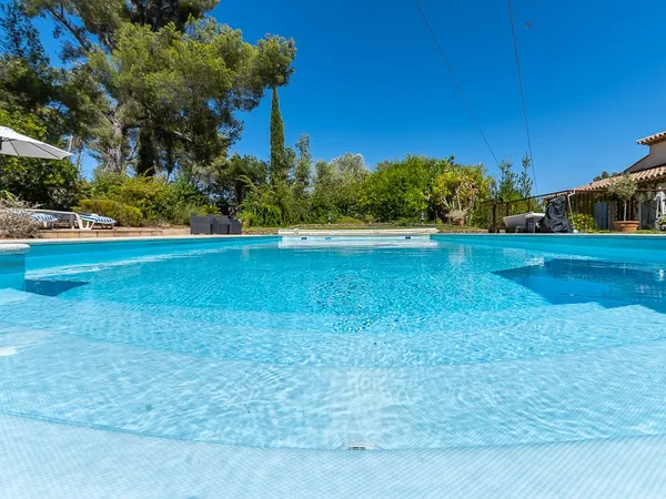 <ï¿½ LA CADIERE-DAZUR  ELEGANTE PROPRIETE AVEC PISCINE
