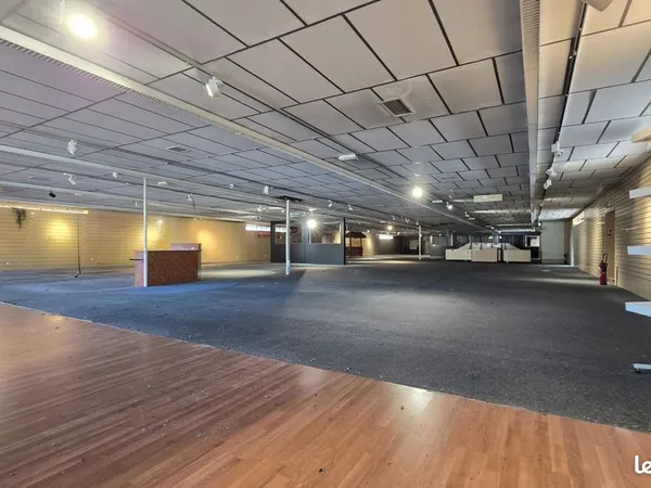 Local commercial 200 m²