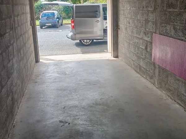 Garage avec électricité et eau