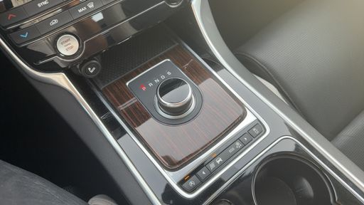 Jaguar XE 3.0 SC V6 340 BVA - S – 2016 – 62831 km – Essence – Boîte Automatique — photo 10