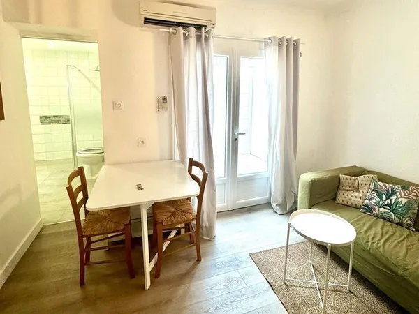 Studio meublé à l'année 28m2 climatisé RDC + patio 8m2