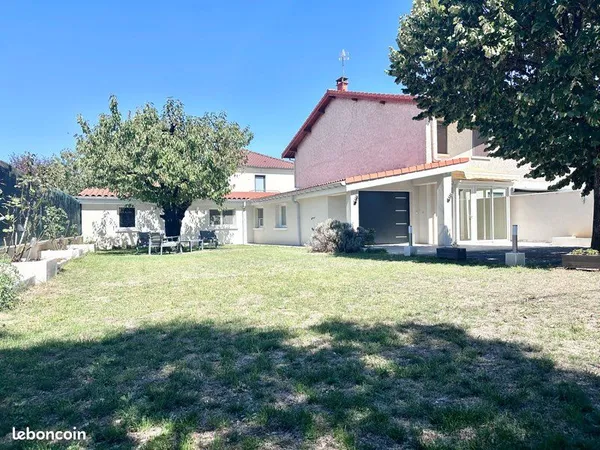 Maison 136 m² - Saint-Priest Village - Jardin, cour et terrasse - 480 m² env