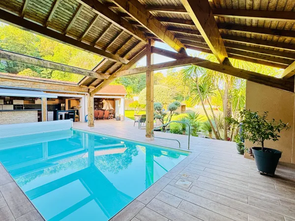 Maison 5 pièces 310 m²