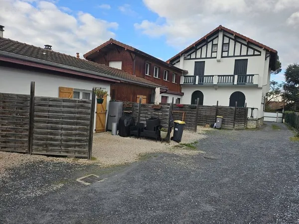 Tarbes : ensemble immobilier 1 maison t5 + 3 appatements loues