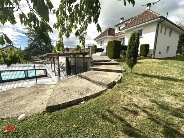 Propriété 8 pièces 240 m²