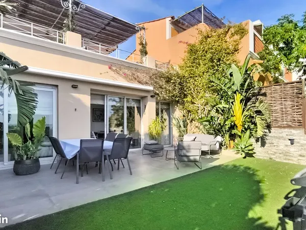 LES ISSAMBRES - MAISON 102 m² AVEC VUE MER RESIDENCE AVEC PISCINE