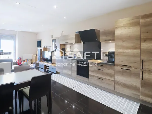 Maison rénovée de 110m2 hab avec 3 chambres, terrasse, jardin et garage