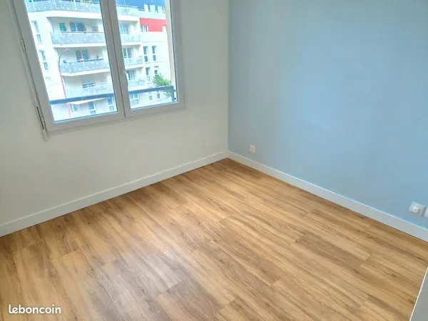 Local professionnel de 10 m² au sein d'un cabinet d'ostéopathie - Fresnes (94)