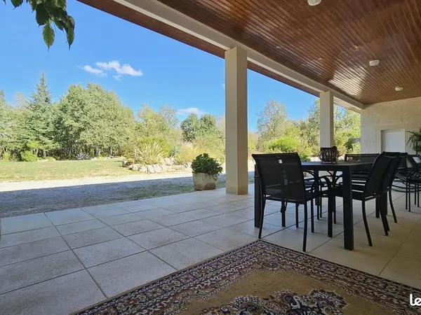 Villa 6 pièces 196 m²