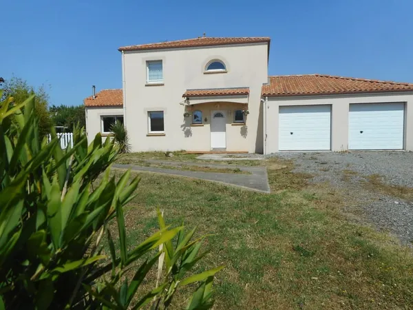 Maison spacieuse 6 pièces 4 chambres avec véranda et double