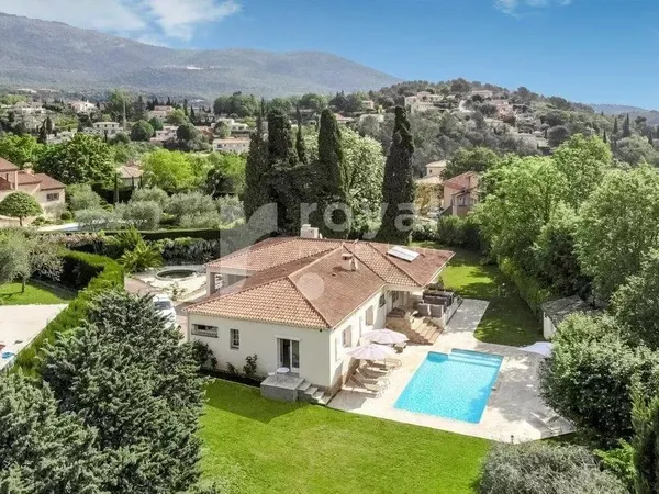 Villa de plain pied proche du village