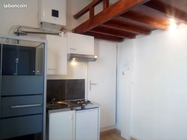 Ensemble immobilier de 3 chambres de bonnes et une remise