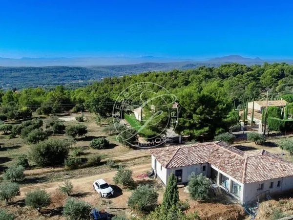 Maison de plain-pied 2 pièces 329 m²